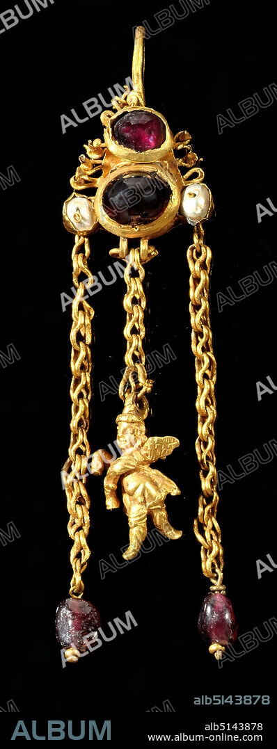 treasure find from Palaiokastron - earrings (Eros with, gold, garnet, mother-of-pearl, bent, brushed, pressed, folded (metalworking), hammered, chased, gold, garnet, pearl, total: height: 7.9 cm; width: 1.9 cm; Depth: 0.8 cm; Weight: 11.69 g, Body jewelry, History of Cupid, Cupid (Eros), musical instruments, Early Hellenistic, High Hellenistic, Greek antiquity, This earring undoubtedly formed with Inv. 1918.59 a pair. Both the measurements, the weight and the two related figures of little Eros indicate this. The gemstones set in gold are attached to a long bow. At the bottom, a pierced bead is set on each side, one of which is missing. Three chains reach down; on the two outer ones, pomegranate stones are attached, which have the form of pomegranate seeds. The middle chain is shorter and serves to hang a fully cast Eros. This beats rattles. The Eros wears the belly and shame releasing robe of the Attis figures. They are overlaid with meanings from the aphrodisiac-erotic theme and that of Attis, the Phrygian god of fertility and lover of the Kybele. Seen as a pair in their movement, the erotic ones with wide coats and open wings seem to be about to land near the wearer. Together with appliqués in the form of theater masks or nereids and maenads, the eardrobe was part of the find of Palaicastron in Thessaly, discovered and excavated in 1909.