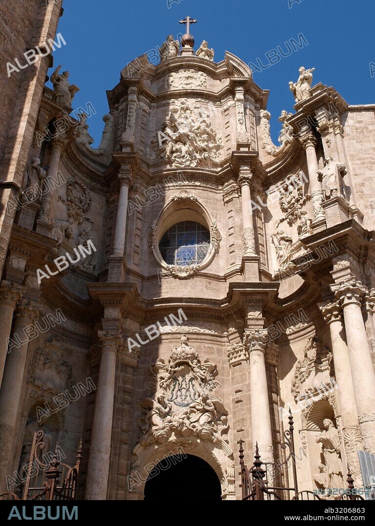 PUERTA DE LOS HIERROS DE LA CATEDRAL DE SANTA MARIA  VALENCIA, ESPAÑA.