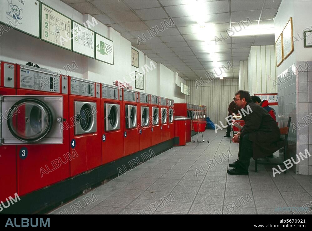 Gewerbe / Wäscherei. In einem Berliner Waschsalon. Foto, 2002.