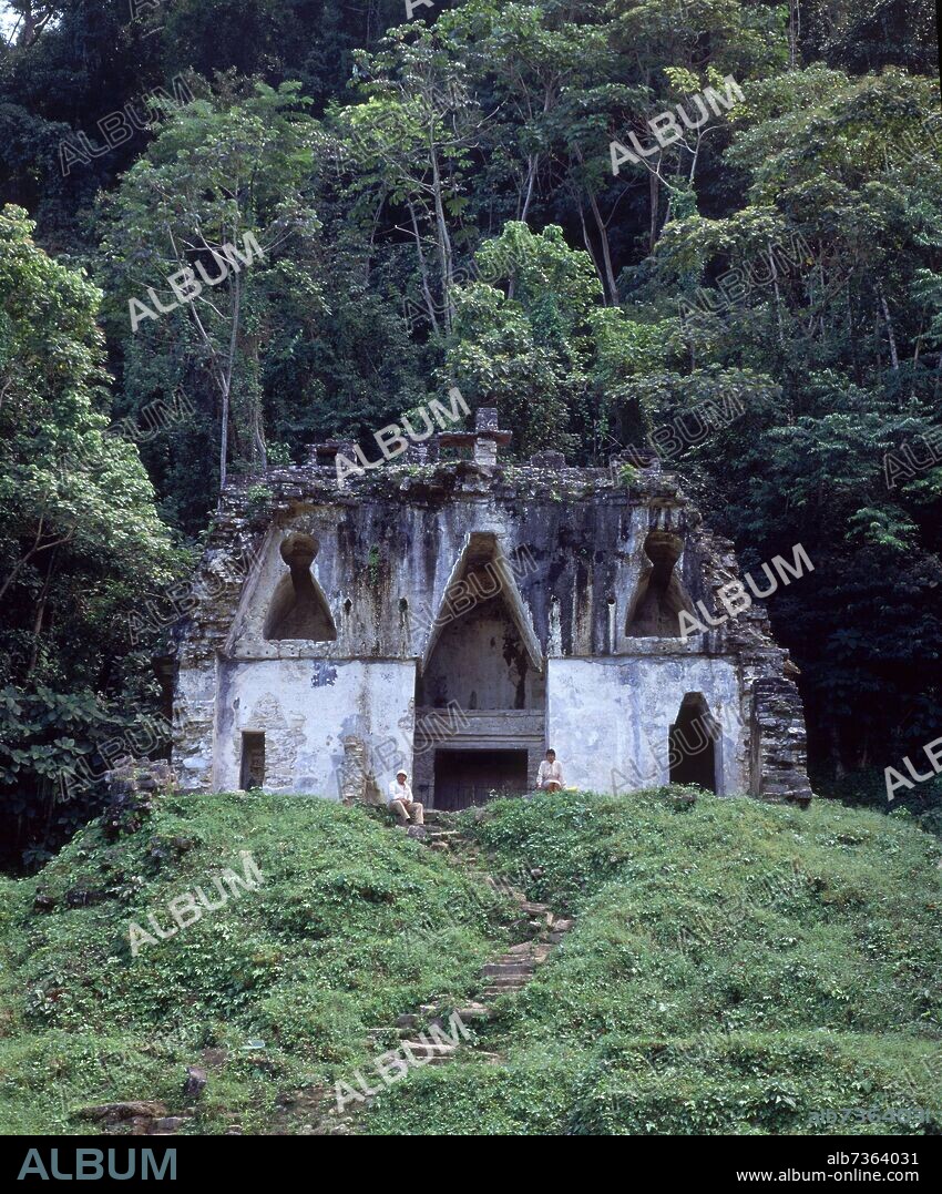 TEMPLO DE LA CRUZ FOLIADA RODEADO DE ARBOLES-ARTE MAYA.