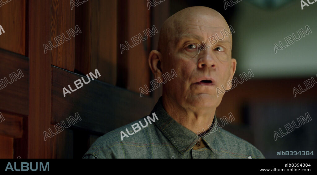 JOHN MALKOVICH en A CIEGAS, 2018 (BIRD BOX), dirigida por SUSANNE BIER. Copyright NETFLIX.