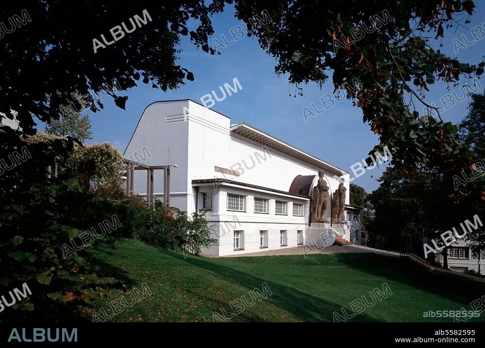 Darmstadt (Hessen), Künstlerkolonie Mathildenhöhe, Ernst-Ludwig-Haus. (Atelierhaus; erb. 1901; Arch.: Josef Maria Olbrich; Kolossalfiguren von Ludwig Habich). Außenansicht. Foto (Florian Monheim).