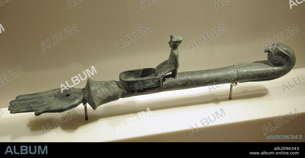 ARTE EGIPCIO. EGIPTO. INCENSARIO para quemar los granos de incienso delante de los templos. XXV Dinastía. Hacia el 700 a. C. Tercer Período Intermedio. (Dinastía Kushita). Bronce. Enues Museum (Nuevo Museo). Berlín. Alemania. Europa.