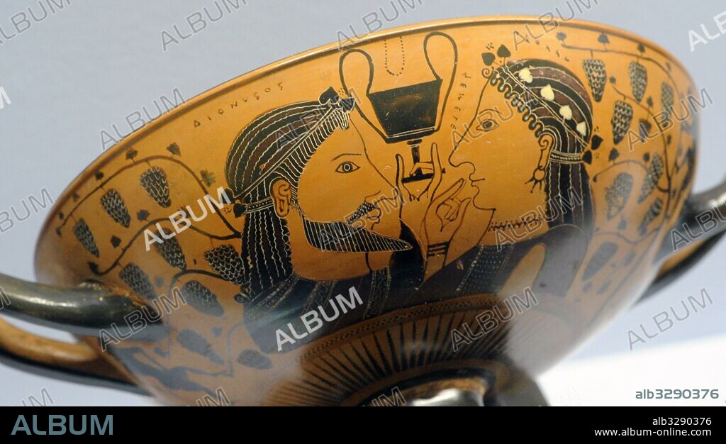 Dionisio con su madre Semele con corona de hiedra entre viñas y silenos vendimiando. Copa fabricada en Atenas. Detalle. Procedente de Santa Maria Capua Vetere. Pintor de Kallis. 560-540 a. C. Cerámica. Museo Arqueológico Nacional. Nápoles. Italia.
