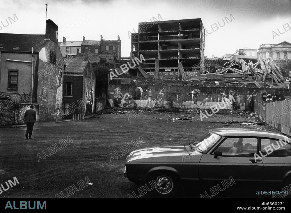 Derry-Londonderry (Prov. Ulster, Nordirland), Stadtteil Bogside.-Häuser mit Murals-Fassadenmalereien an den Stirnwänden, Graffiti für den Hungerstreik von IRA-Mitgliedern 1981 an einer Hausruine.-Foto, 09.08.1989.