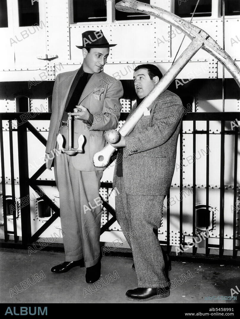 BUD ABBOTT y LOU COSTELLO en MARINEROS MAREADOS, 1941 (IN THE NAVY), dirigida por ARTHUR LUBIN. Copyright UNIVERSAL PICTURES.