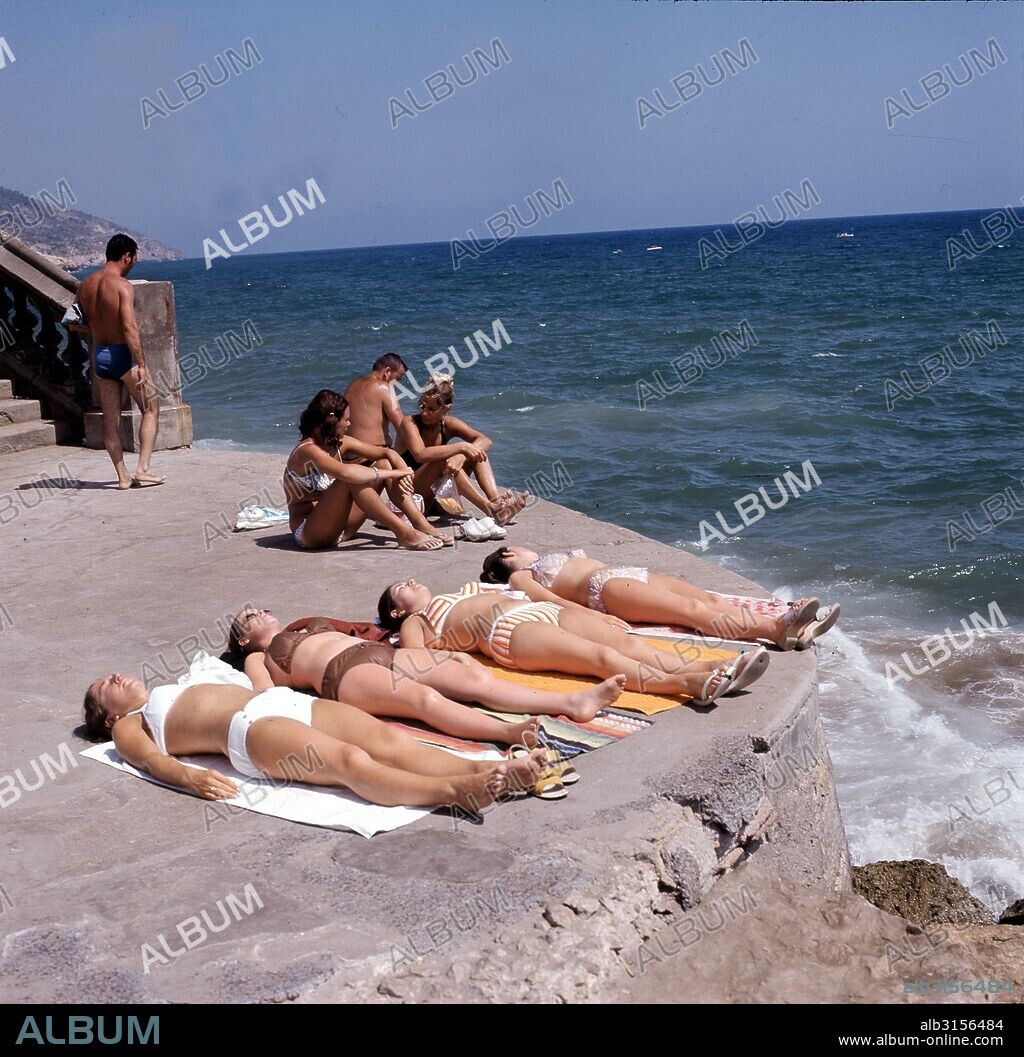 SITGES (BARCELONA). COSTA DORADA. FOTO AÑOS 60. MUJERES TOMANDO EL SOL BIKINI BIQUINI. SFGP / © KORPA.
