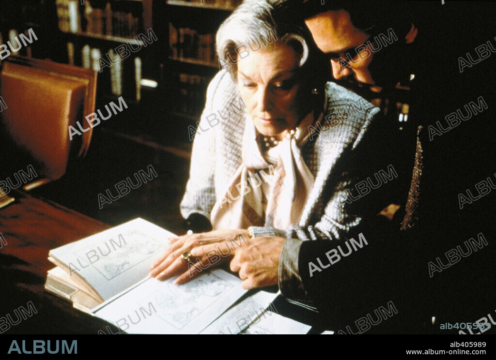 JOHNNY DEPP in THE NINTH GATE, 1999, directed by ROMAN POLANSKI. Copyright ARTISAN ENTERTAINMENT.