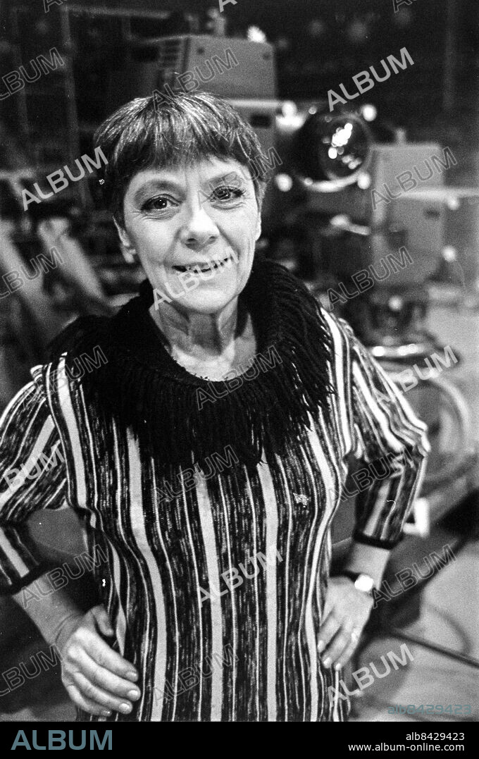 1970.. Isa Quensel, operasångerska (sopran) och skådespelerska.. Foto: Ulf Stråhle / RiR / SVT / Kod: 5600. Bild och reportage publ. i RiR 46/70 sid. 10-11, 63 inför TV-programmet Revy. Jan Malmsjö, Monica Nielsen och Isa Quensel underhåller.. RiR 20031 sv/v neg   . Leende.