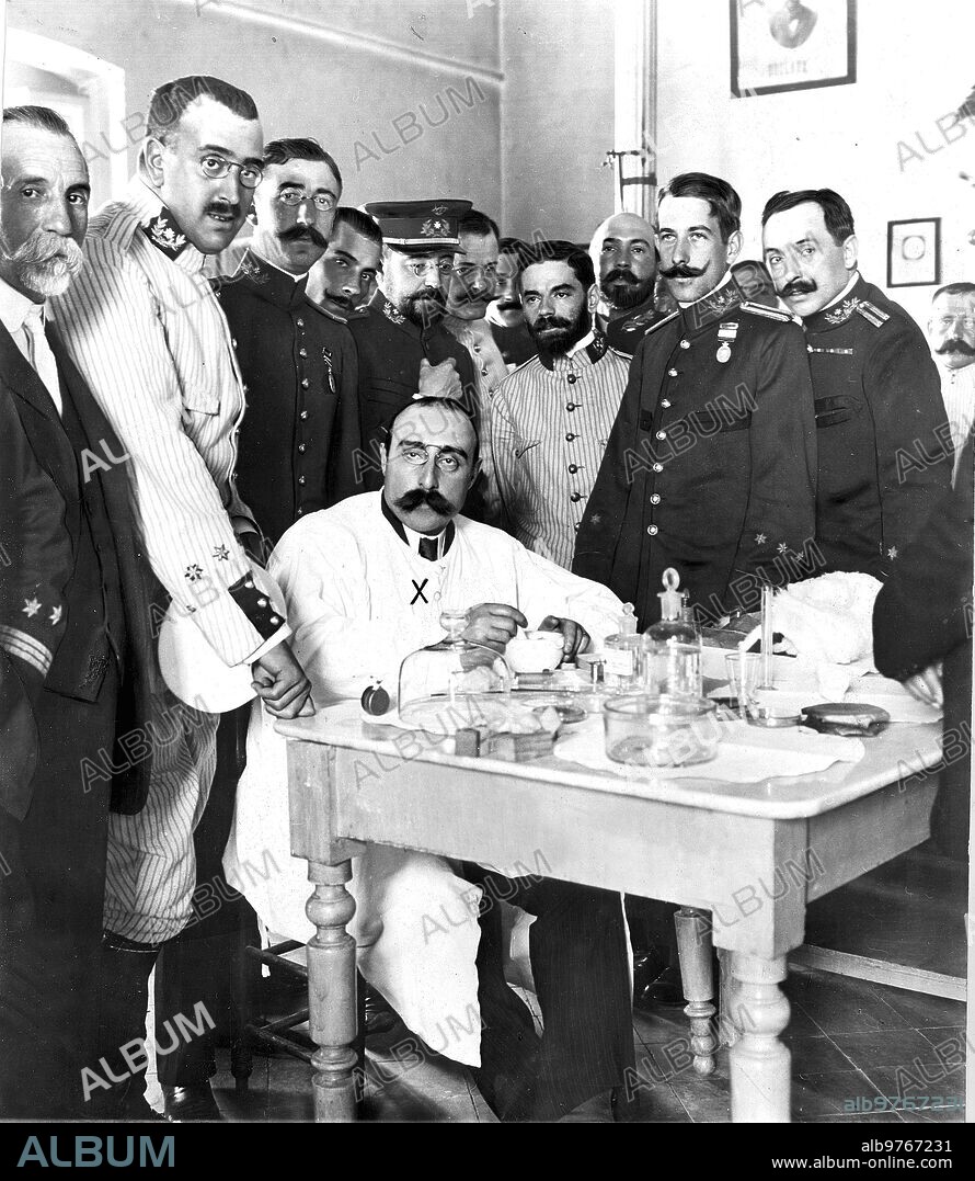 Septiembre 1910. La primera aplicación Del "606" en España. El doctor Bandelac (X) Preparando la inyección de Ehrlich en el hospital militar de Carabanchel, donde ayer Hizo la primera aplicación A un soldado enfermo de avariosis.