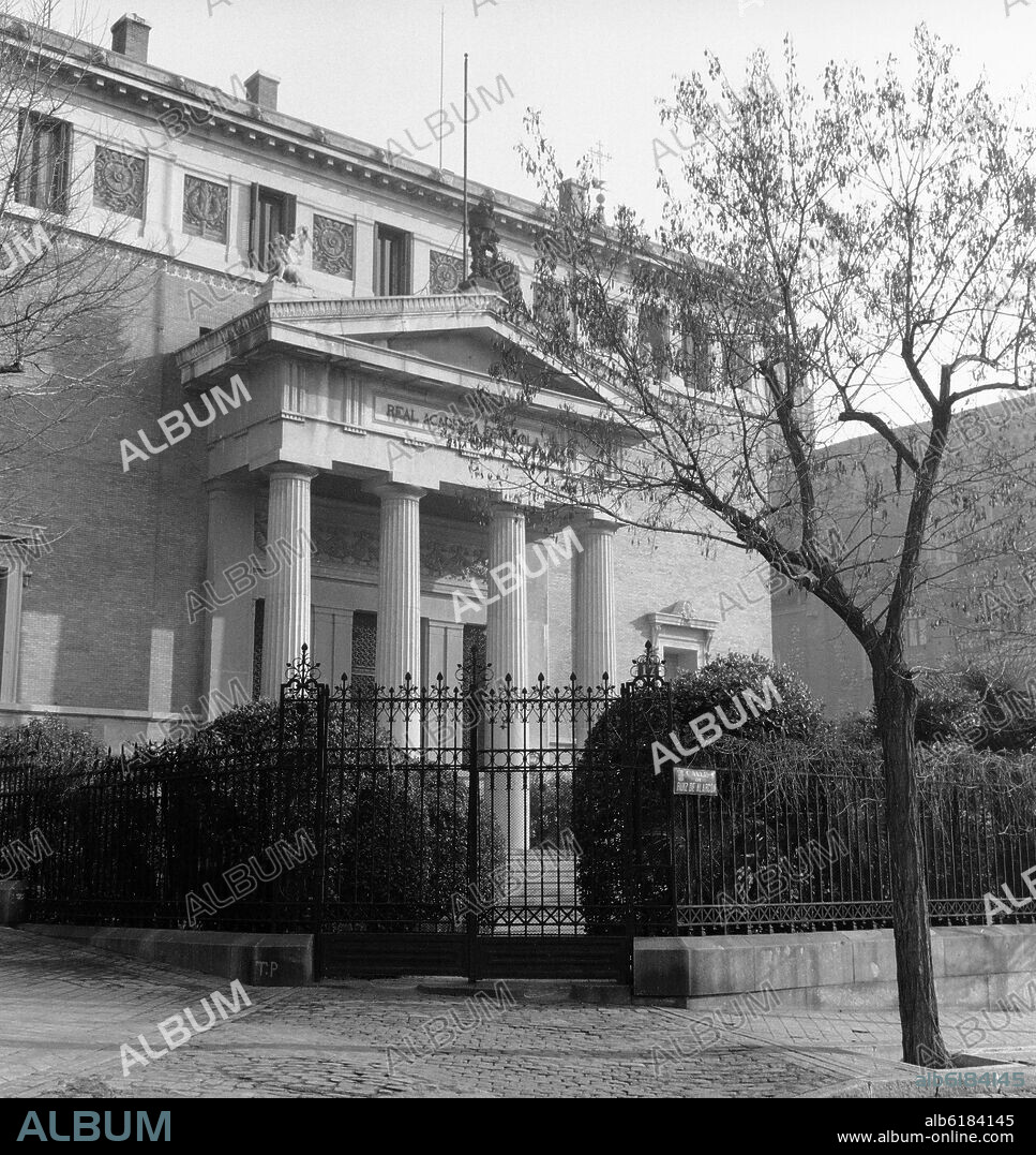 MIGUEL AGUADO DE LA SIERRA. FACHADA PRINCIPAL DEL EDIFICIO CONSTRUIDO ENTRE 1891 Y 1894 - FOTOGRAFIA EN BLANCO Y NEGRO - AÑOS 60.