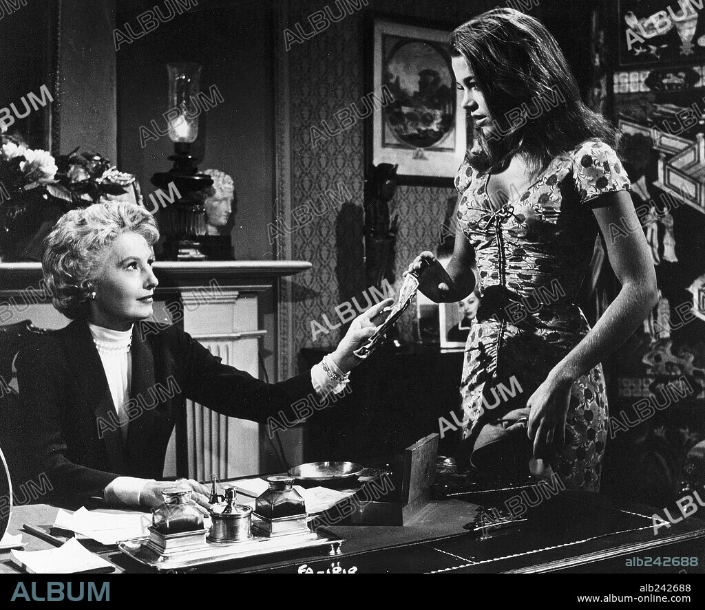 BARBARA STANWYCK y JANE FONDA en LA GATA NEGRA, 1962 (WALK ON THE WILD SIDE), dirigida por EDWARD DMYTRYK. Copyright COLUMBIA PICTURES.