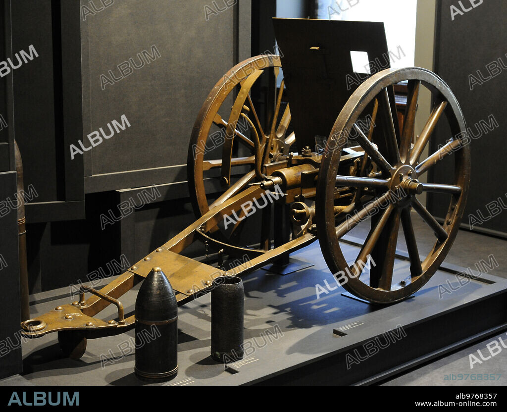 First World War (1914-1918). Russia. Experimental 40 mm trench mortar. Foreground, 152 mm artillery shell grenade (left) and 120 mm (right) artillery shrapnel shell grenade. Latvian War Museum. Riga. Latvia.
