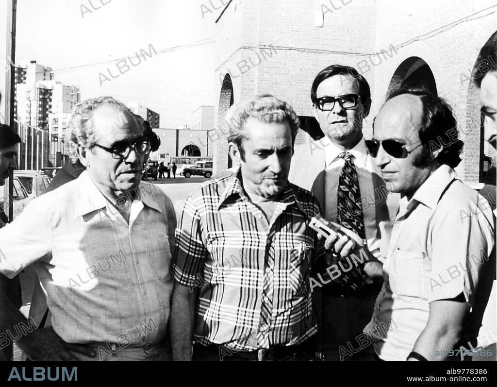 madrid, 19/07/1977. Sánchez Montero, Camacho y Tamames frente a la cárcel de Carabanchel, ofreciendose como mediadores en un motín.