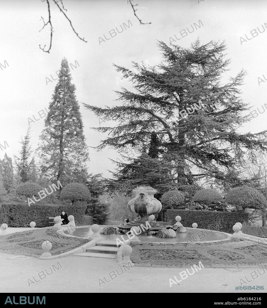 FUENTE NEOCLASICA EN LA ENTRADA A LOS JARDINES - SIGLO XIX - FOTOGRAFIA EN BLANCO Y NEGRO - AÑOS 60.
