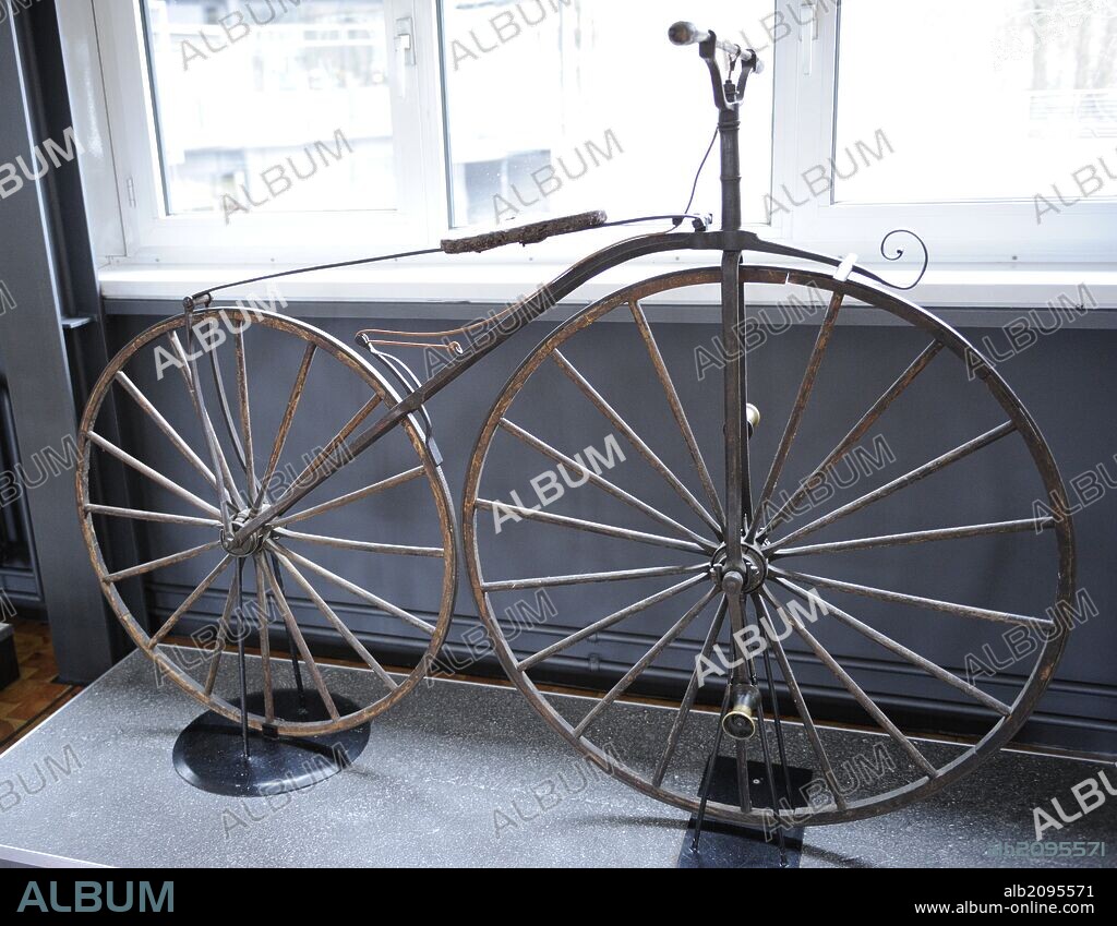 Bicicleta antigua, año 1867. Realizada por Pierre Michaux, Materiales utilizados: Hierro forjado, bronce, cuero, madera y tela. Deutsches Technikmuseum. Berlin. Alemania. Europa.