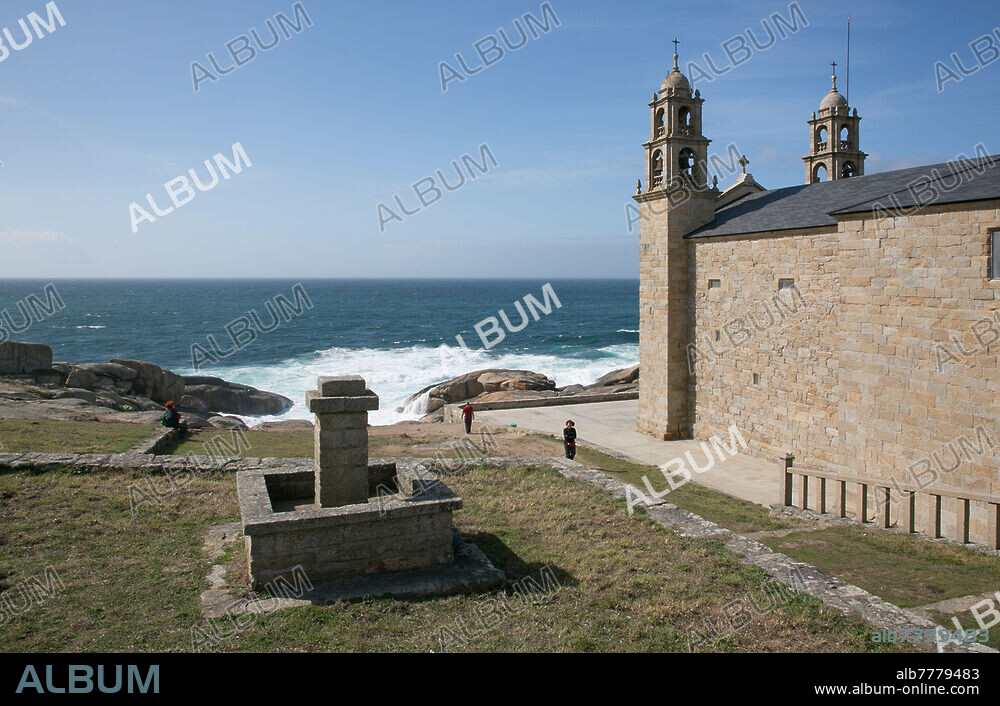Spanien Muxia Galicien 0629 Wallfahrtskirche Nosa Senora de la Barca 17 Jh Teilansicht von SO.