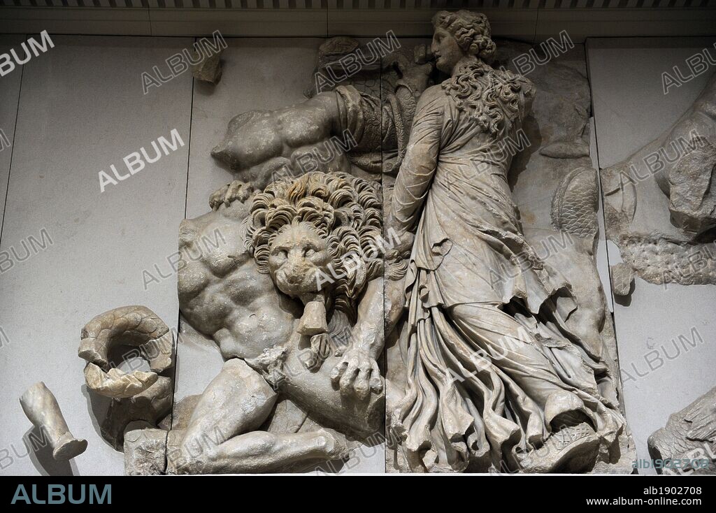 ARTE GRIEGO-HELENISTICO. ASIA MENOR. "ALTAR DE ZEUS O ALTAR DE PERGAMO". Mármol y piedra caliza. Fue construído por orden de Eumenes II Sóter (197-159 a. C.), entre los años 164 y 156 a. C. Los relieves fueron realizados por artistas de la escuela de Pérgamo, en estilo barroco helénico. GIGANTOMAQUIA. Friso Norte. Detalle con una "POSIBLE REPRESENTACION DE CETO, MONSTRUO MARINO QUE PERSONIFICABA LOS PELIGROS DEL MAR; ERA LA ESPOSA DE FORCIS Y MADRE DE LAS GRAYAS". Museo de Pérgamo (Isla de los Museos). Berlín. Alemania. Europa.