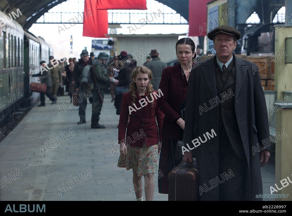 EMILY WATSON, GEOFFREY RUSH and SOPHIE NELISSE in THE BOOK THIEF, 2013, directed by BRIAN PERCIVAL. Copyright FOX 2000 PICTURES.