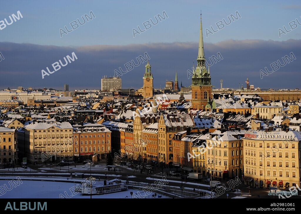 Suecia. Estocolmo. Panorámica del Barrio Antiguo, Gamla Stan, y la Iglesia Alemana (Tyska Kyrkan).
