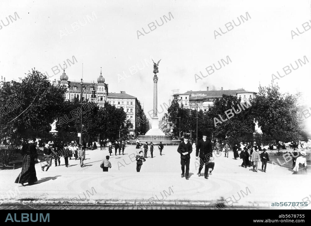 Berlin, Belle-Alliance-Platz (um 1740 als Exerzierplatz angelegt, "Das Rondell". Um 1815 Umbenennung in Belle-Alliance-Platz Nach Kriegszerstörung Neubebauung bis 1975, Mehringplatz). Blick auf den Platz und die Friedenssäule vom Halleschen Tor aus. Foto, um 1905 (Gebr. Haeckel).