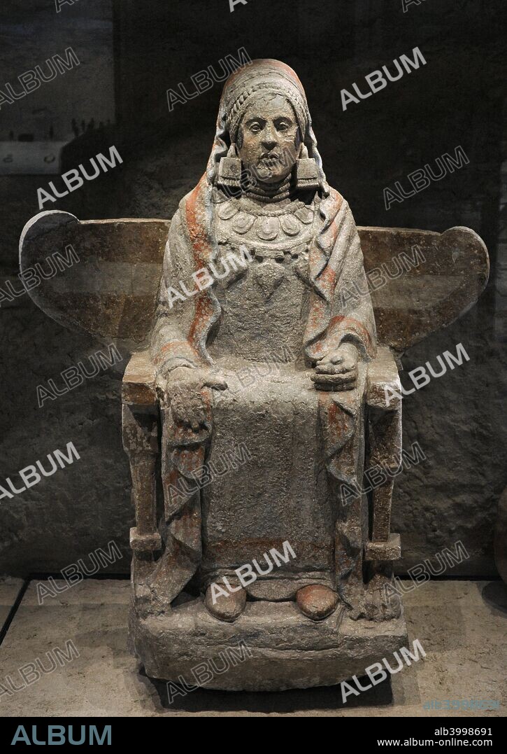 Dama de Baza. Sepultura 155 de Baza. Escultura femenina íbera. Siglo IV a. C. Sentada en un sillón alado y portando un pichón en la mano. Piedra arenisca policromada. Hallada en el Cerro del Santuario (Basti, Baza, provincia de Granada, Andalucía). Museo Arqueológico Nacional. Madrid. España.