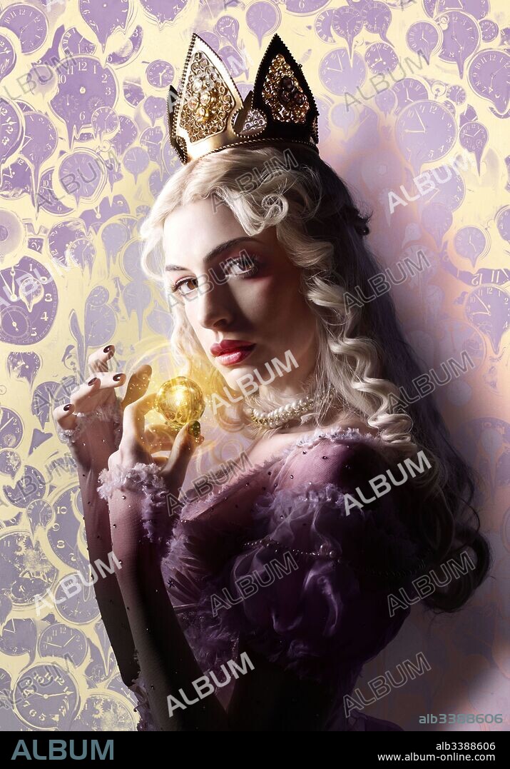 ANNE HATHAWAY in ALICE THROUGH THE LOOKING GLASS, 2016, directed by JAMES BOBIN. Copyright WALT DISNEY PICTURES/ROTH FILMS/TEAM TODD/TIM BURTON PRODUCT.