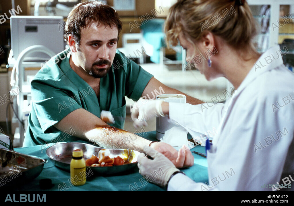 EMMA SUAREZ y PACO MARIN en HORAS DE LUZ, 2004, dirigida por MANOLO MATJI. Copyright SOGECINE / SUAREZ, ANTONIO.