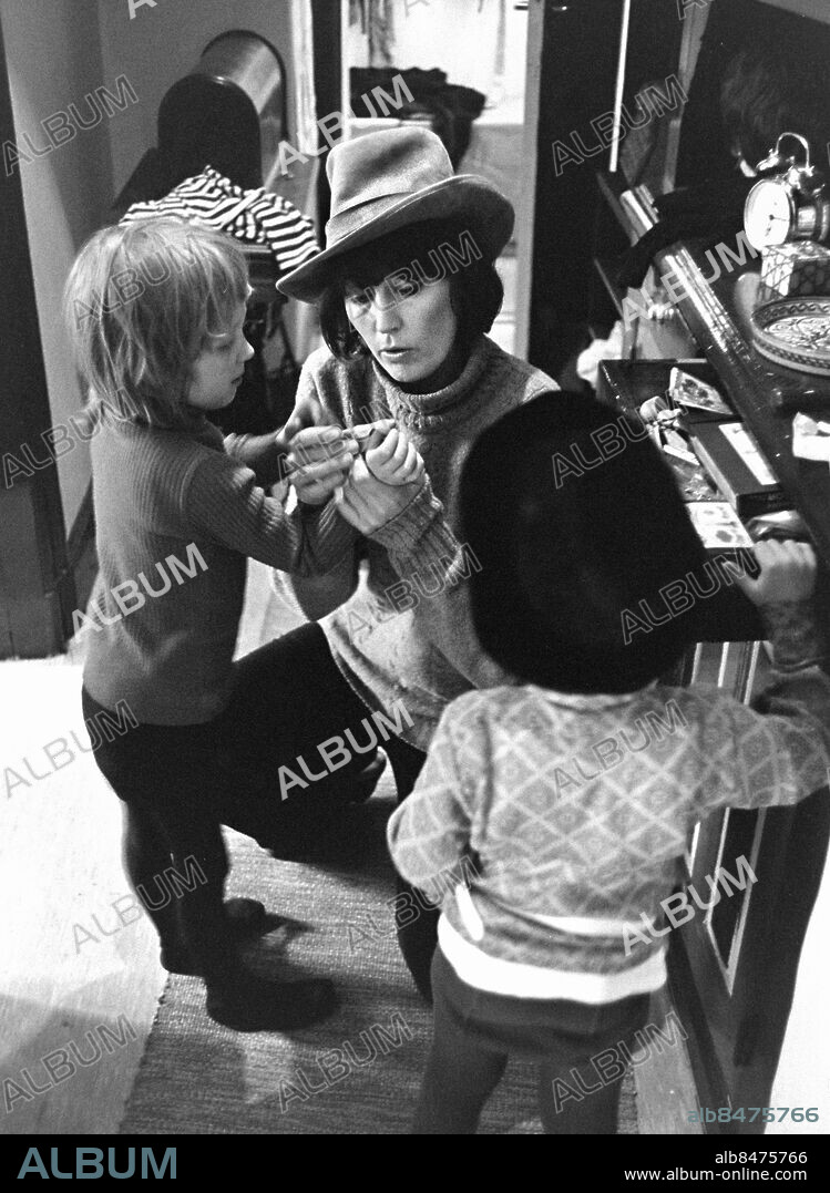 STOCKHOLM 1971-03-22.. Birgitta Andersson, skådespelerska, med sonen Matti. 4 1/2 år.. Foto: Bertil S-son Åberg / RiR / SVT / Kod: 5600. Bild och reportage publ. i RiR 16/71 sid. 12-13, 58 inför TV-programmet Birgitta Andersson show.. RiR 20110 sv/v neg.