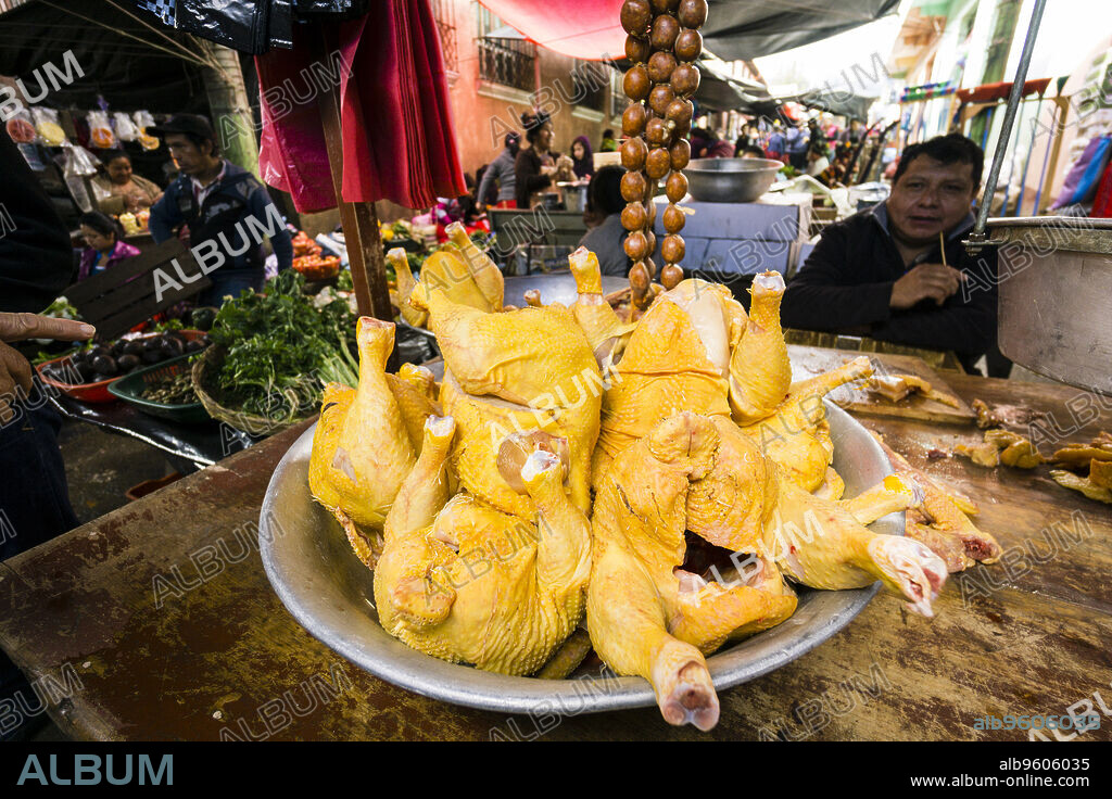 pollos, Mercado municipal, Santa María Nebaj, departamento de El Quiché, Guatemala, Central America.