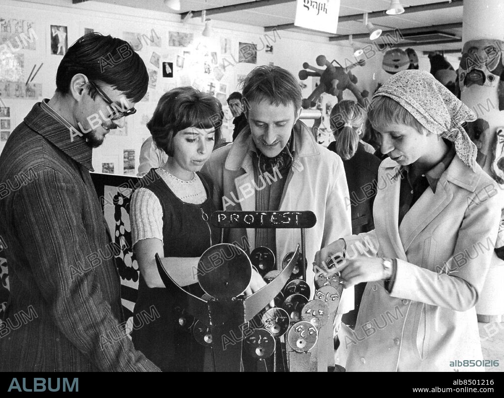 Stockholm 1968-05-11. Fickteaterns ensemble Gunnar Edander, Lottie Ejebrant, Leif Sundberg och Suzanne Osten befann sig på konstutställningens invigning på Stockholmsterrasssen. Foto: Bo Schreiber / SvD / TT / kod 12014.
