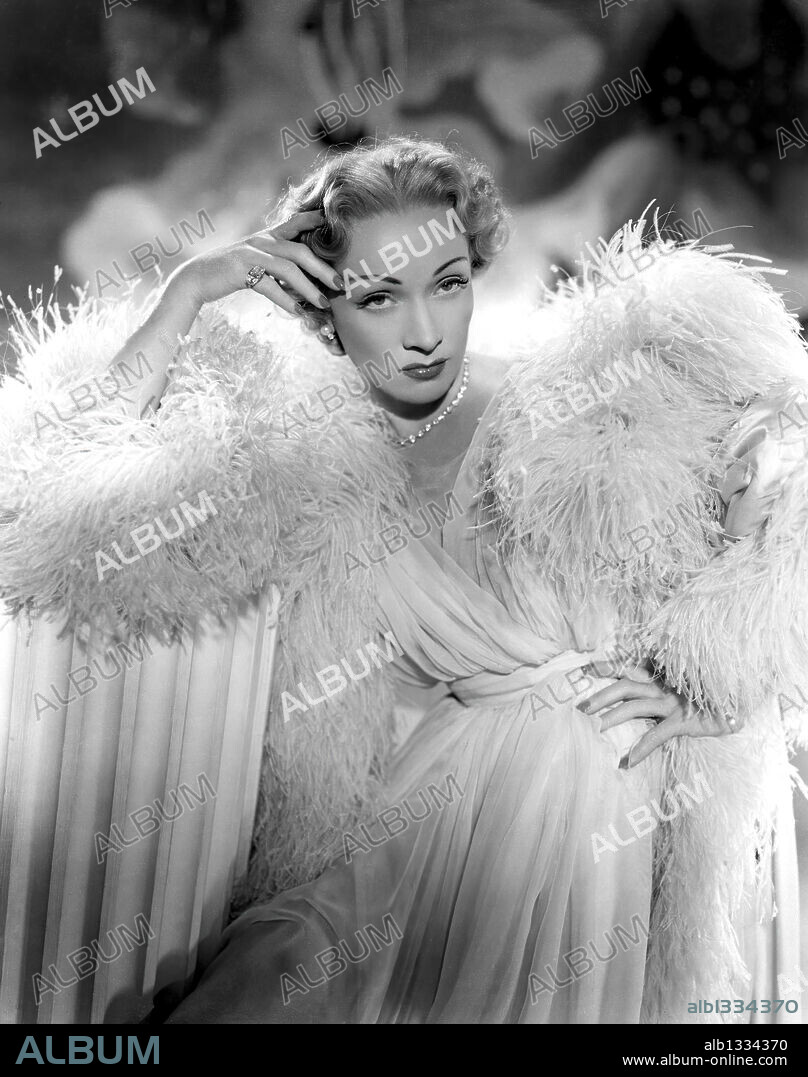 MARLENE DIETRICH in STAGE FRIGHT, 1950, unter der Regie von ALFRED HITCHCOCK. Copyright WARNER BROTHERS.