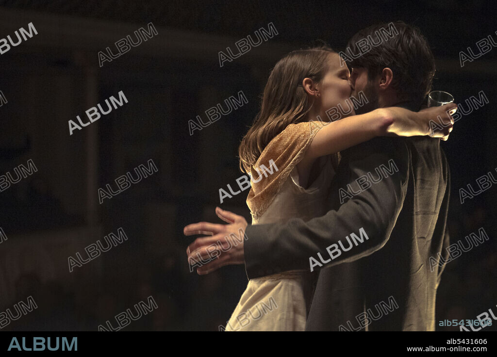 CLARA RUGAARD et JACK ROTH dans LOVE GETS A ROOM, 2021, réalisé par RODRIGO CORTES. Copyright NOSTROMO PICTURES.