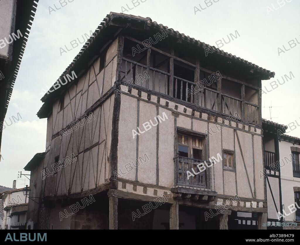 CASA DEL SIGLO XV CONSTRUIDA EN ADOBE Y CON ENTRAMADO DE MADERA. LA LEYENDA LA CONSIDERA LA CASA DE DOÑA SANCHA ESPOSA DE FERNAN GONZALEZ.