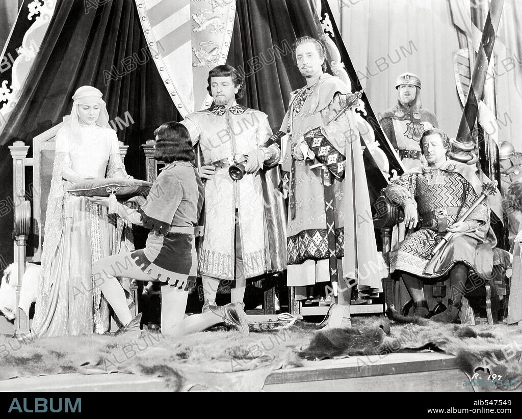 BASIL RATHBONE, CLAUDE RAINS, MELVILLE COOPER and OLIVIA DE HAVILLAND in THE ADVENTURES OF ROBIN HOOD, 1938, directed by MICHAEL CURTIZ and WILLIAM KEIGHLEY. Copyright WARNER BROTHERS.