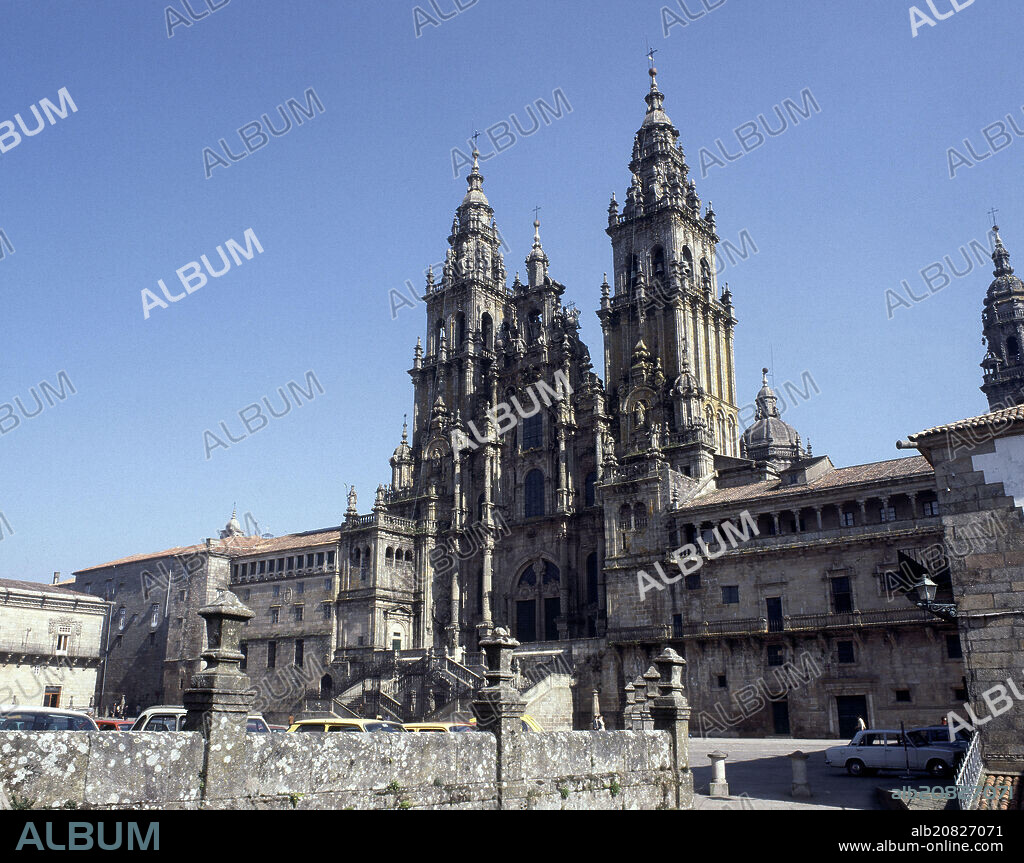 FERNANDO DE CASAS NOVOA. FACHADA PRINCIPAL DE LA CATEDRAL DE SANTIAGO EN LA PLAZA DEL OBRADOIRO - ARTE BARROCO - FOTO AÑOS 70.