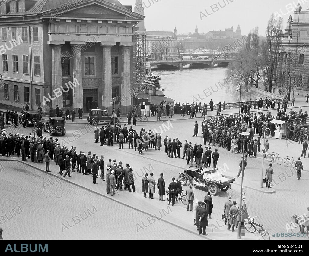 ARKIV 1931 . Demonstrationer utanför Kanslihuset i Stockholm två dagar efter dödsskjutningarna i Ådalen.. Politcal demonstration in Stockholm after that military troops killed civilians in Ådalen.. Foto: TT / Kod 1900.