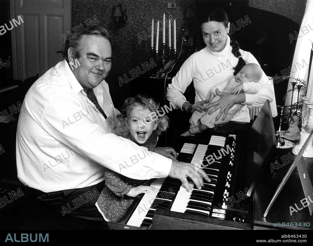 Musikern Pianisten Jan Tollarparen Eriksson med familj. Jan vid pianot med dottern Emma (två år) och hustrun Margareta med nyfödd ännu ej döpt flicka. Jan Tollarparen Eriksson musiker pianist Tollarp sit portr 1983. (c) Kenneth Olson /Sydsvenskan /IBL Bildbyrå.