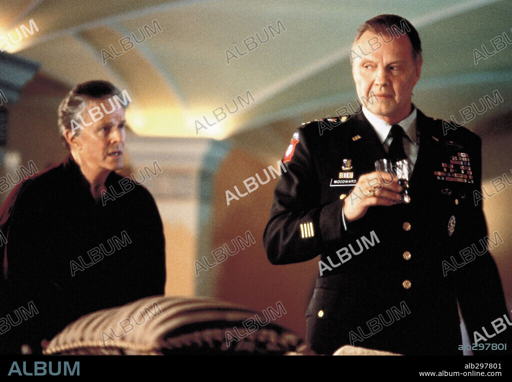 JON VOIGHT y ROBERT CULP en SE BUSCA, 1997 (MOST WANTED), dirigida por DAVID GLENN HOGAN. Copyright NEW LINE CINEMA / LA MANA, GEMMA.