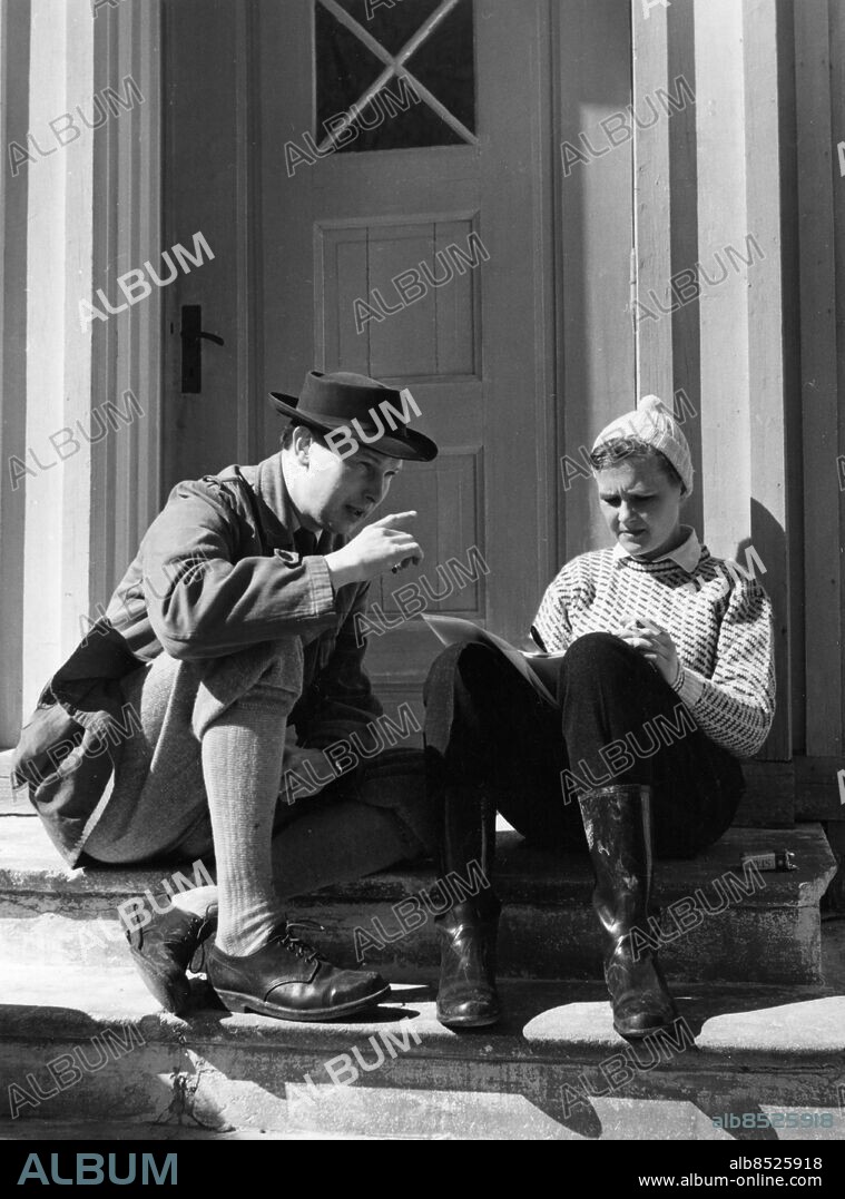 ARKIV ÖSMO 19560422.. Arne Arnbom, regissör, och Marianne Boman, scripta, på Säby gård i Ösmo.. Foto: Ulf Stråhle / SVT / Kod: 5600. Bild publ. i RiR 20/56.. RiR 12715 sv/v. Mapp: TV - Diverse program Säby gård 1956 L 22. Stövlar Mössor Strumpor.