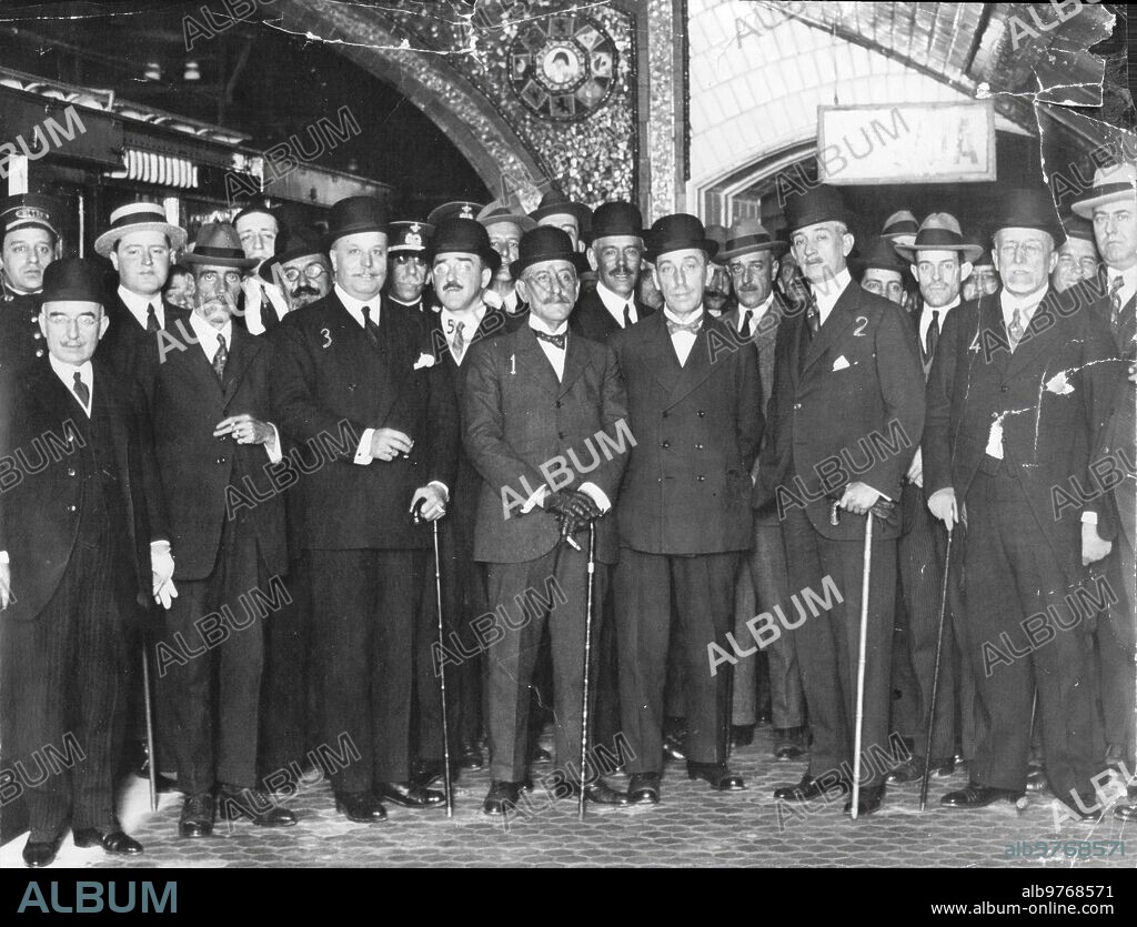 1923. Los ministros de Fomento (1), Rafael Gasset,  y Gobernación (2) , Martin Rosales Martel, el Gobernador (3) marqués de la Frontera, el Alcalde de Madrid (4), Joaquín Ruiz Giménez,  y el director de la Compañía, Sr. Otamendi (5) , en la inauguración de la nueva línea de Atocha a Vallecas.