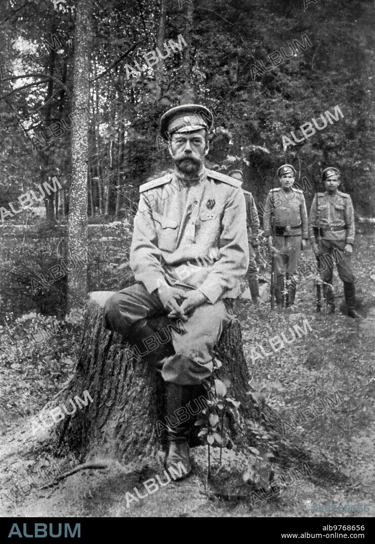Tsárskoye Seló (Tsarskoe Selo), agosto de 1917. El ex zar Nicolás II  de Rusia, custodiado por varios soldados durante su reclusión en Tsarkoe Selo.