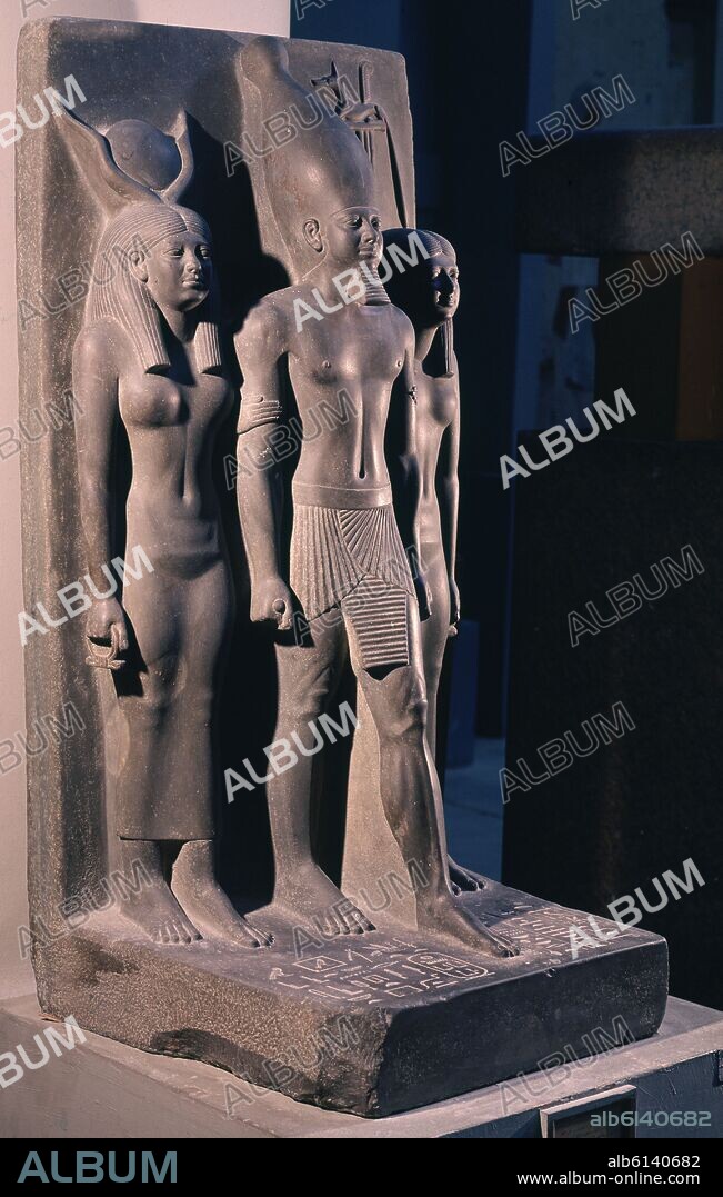 TRIADA DE MICERINOS 2539-2511 AC (HATOR, MICERINOS, ASSIUT) IV DINASTIA PROCEDE DE GIZEH. ESQUISTO 9.
