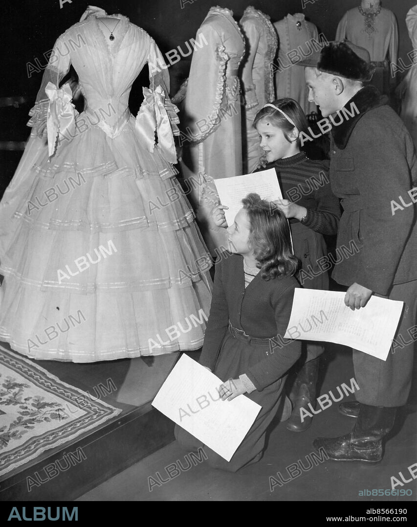 Stockholm 1952-02-21. Barn på Nordiska museet. Fr. v Anita Gävert, 13 år, Hjorthagens skola, Marianne Eriksson, 8 år, och Bo Sydow från Matteus skola.. Foto: DN / TT / Kod: 192. ** SvD OUT **.