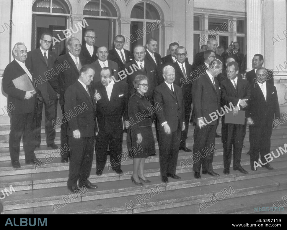 Kiesinger, Kurt Georg Politiker (CDU); 1904-1988. - Das Kabinett Kiesinger nach der Bildung der Großen Koalition am 1.12.1966. vor dem Palais Schaumburg. Foto.