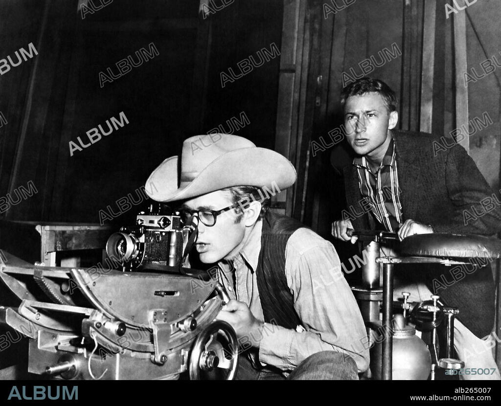 JAMES DEAN und NICK ADAMS in GIANT, 1956, unter der Regie von GEORGE STEVENS. Copyright WARNER BROTHERS.