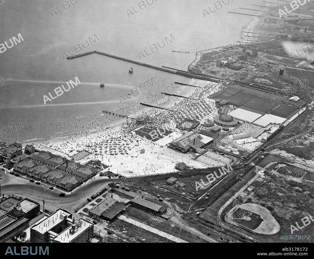 New York, New York:  July 4, 1925. An aerial view of Brighton Beach in Brooklyn on a crowded Fourth of July.   © Underwood Archives / The Image Works.