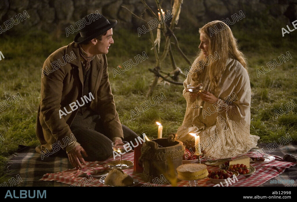 CHARLIE COX y SIENNA MILLER en STARDUST, 2007, dirigida por MATTHEW VAUGHN. Copyright DI BONAVENTURA PICTURES/INGENIOUS FILM PARTNERS/MARV FILMS/ / JAMES, DAVID.