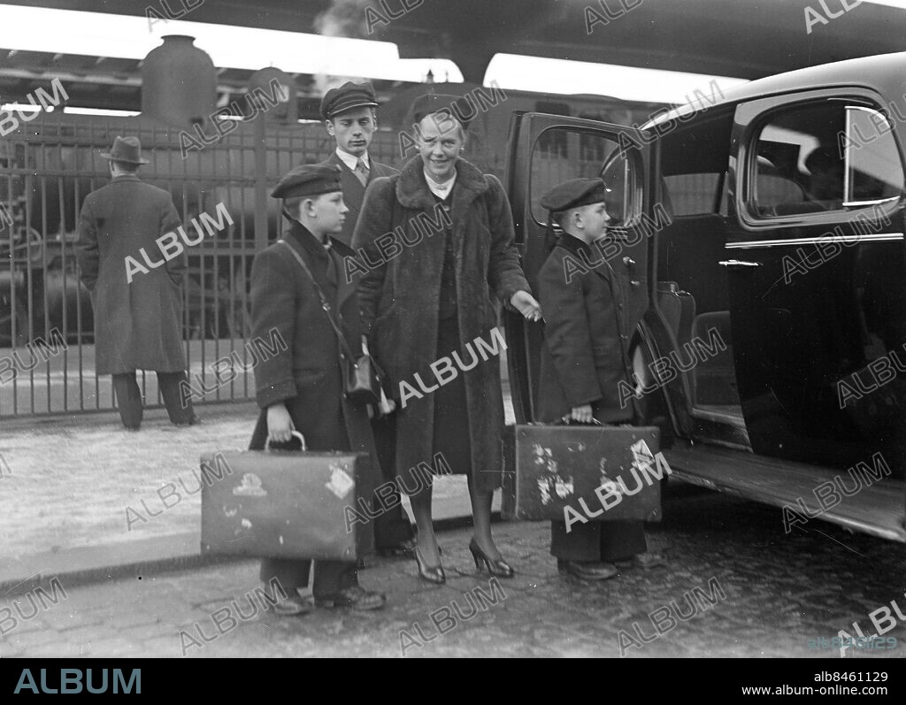 Göteborg - 1938-02-07 - Tågresenärer tar taxi - mamma iklädd päls med två pojkar i sjömanskläder - Centralstationen *** Local Caption *** GT Låda 1938-februari-01. KAMERAREPORTAGE.
