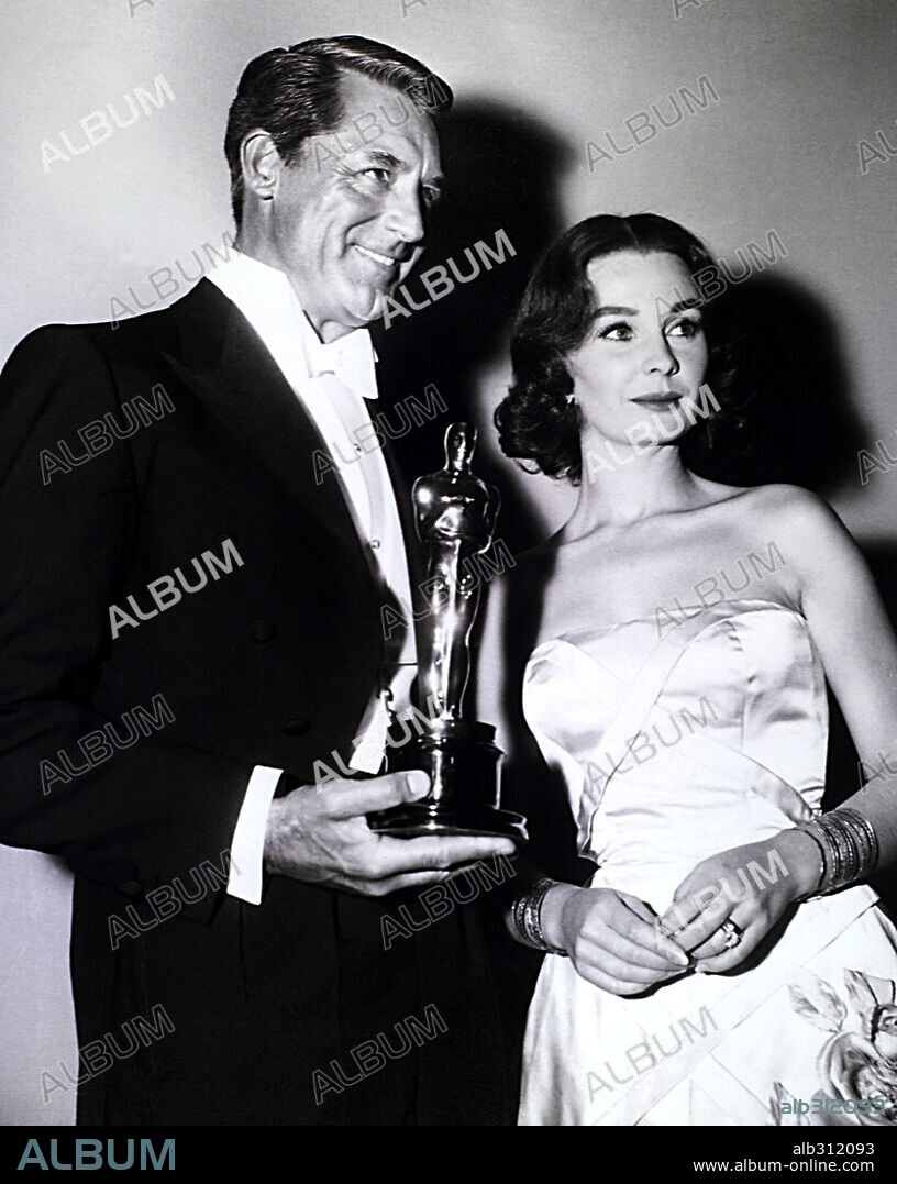 CARY GRANT and JEAN SIMMONS. The 30th Academy Awards / 1958. 
Cary Grant and Jeanne Simmons picks up on behalf of Alec Guinness the prize to the best actor for " The Bridge on the River Kwai". 1958